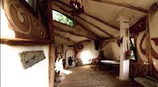 Casa de poveste construita de un roman cu doar 5.000 de euro. A folosit tehnologie din epoca de piatra