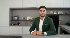 Șef sub acoperire, 24 octombrie 2024 - Florin și Octavian Madar, tată și fiu, se ocupă de afacerea familiei - compania de distribuție TEMAD, fondată acum 30 de ani. Până să lucreze pentru tatăl său, fiul Octavian a trecut prin multe: 