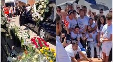 Imagini dureroase de la înmormântarea celor trei frățiori morți în teribilul accident din Spania! Părinții lor au venit în scaune cu rotile: „Hai la mama!”