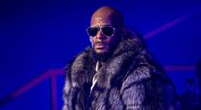 Plângere halucinată din partea lui R Kelly: artistul, supărat că nu își poate vedea ambele iubite în pușcărie