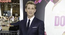 Nu e cel mai sexy barbat din lume, dar se mandreste cu o iubita model. Cat de bine arata femeia care l-a cucerit pe Miles Teller 