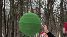 A construit timp de un an o sfera din 42 000 de bete de chibrit. Ce s-a intamplat cand i-a dat foc