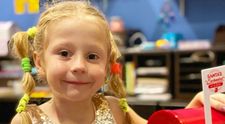 O fetiță din Rusia, în vârstă de 5 ani, câștigă 18 milioane pe an din YouTube. Care e secretul ei