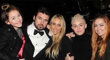In umbra celebrei si controversatei Miley Cyrus. Fa cunostinta si Brandi si Noah, surorile la fel de blonde si de dragute ale artistei