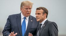 Ce i-a șoptit Donald Trump lui Emmanuel Macron înainte de întâlnirea multilaterală. Un microfon deschis l-a dat de gol: „Oricât de nebunesc ar părea...”
