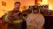 YouTuberul MrBeast a fost numit psihopat după ce a realizat o provocare în care o persoană era filmată într-o încăpere care lua foc, pentru un premiu de 500.000 de dolari. Cum se apără milionarul