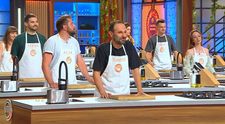 MasterChef, 18 noiembrie 2025. Provocarea zilei pentru concurenți este să lucreze în echipe de câte doi, legați de mâini. Primele obstacole apar încă din cămară, iar tensiunile nu întârzie apară