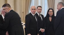 Cum a fost surprins premierul Ilie Bolojan la înmormântarea lui Ion Iliescu