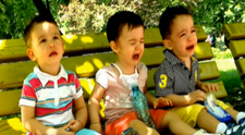 Tripletii Nicoletei Luciu, pentru prima data la frizer. Vezi cat de simpatica e cea mica si cu cine seamana