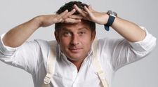 Pavel Bartos, surprins cu o tanara care nu este sotia lui. Cine este misterioasa domnisoara pe care sexy-prezentatorul o imbratiseaza cu foc