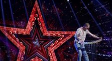Românii au talent 2023: Tom Dyer, show cu sticle și pahare cum nu s-a mai văzut până acum pe scena talentelor
