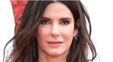 Sandra Bullock, apariție rară, într-o rochie mini, alături de iubitul ei