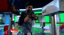 Nici Laura Cosoi nu l-ar putea deosebi de Smiley. Cum a cantat Vali Vijelie piesa 