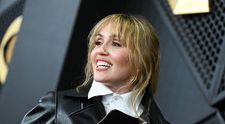 Miley Cyrus se transformă din nou în Hannah Montana. Cum apare cântăreața într-un show aniversar care marchează 20 de ani de la lansarea celebrului serial