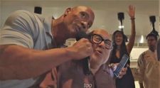 VIDEO Dwayne Johnson a dat buzna la o nuntă și a cântat pentru miri și invitați. Cum a reacționat mireasa