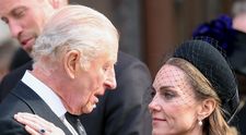 Moment de tandrețe între Kate Middleton și regele Charles, la înmormântare. Cum a reacționat socrul ei când prințesa l-a sărutat pe amândoi obrajii