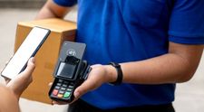 Revoltător! Un român a comandat un telefon mobil online, însă a avut un șoc după ce a deschis coletul! Instant a sunat la poliție