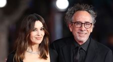 Face 60 de ani anul acesta, dar iubește ca o adolescentă! Monica Bellucci, surprinsă de paparazzi în timp ce-l săruta cu patos pe Tim Burton