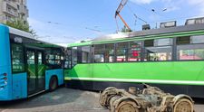 Imaginile video ale coliziunii dintre un tramvai și un autobuz STB în București