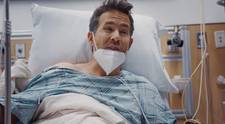 Clipul cu Ryan Reynolds la colonoscopie devenit viral: N-au găsit vreun boboc de trandafir acolo?
