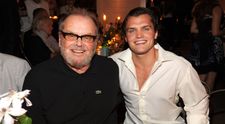 Este copia perfectă a lui Jack Nicholson în tinerețe și îi calcă pe urme! Ray, fiul legendarului actor, ia cu asalt Hollywoodul: „Îl iubesc! Este inspirația mea!”