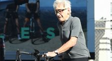 Octogenar, dar plin de energie! Recunoști starul de la Hollywood surprins de paparazzi pe bicicletă?