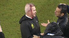 Un antrenor a părăsit terenul de fotbal plin de sânge după ce a fost lovit în cap de către cei din tribune - VIDEO