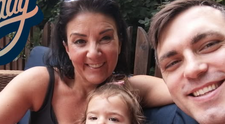 „Oamenii cred că sunt bunica fiicei mele”! A devenit mamă la 50 de ani cu un iubit cu 21 de ani mai tânăr: „Tehnic, aș putea fi mama amândurora!