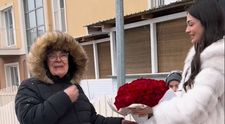 Andreea Bostănică a împărțit trandafiri pe stradă, iar oamenilor nu le-a venit să creadă. „Am vrut să dau puțin din această fericire mai departe”