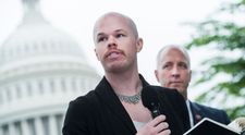 Biden a nominalizat un drag queen să se ocupe de deșeurile nucleare. Cine este Sam Brinton