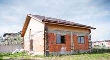 Visuri la cheie, 18 septembrie 2024. Echipa ajunge la casa începută de Titica, în Bragadiru. Arhitecții sesizează, deja, primele probleme. „Totul a pornit de la o schiță pe un caiet de matematică”