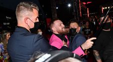 Schimb de replici dure pe covorul roșu de la MTV Awards. Conor McGregor, la un pas să îl lovească pe cântărețul MGK
