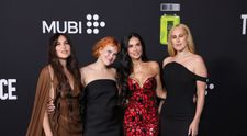 Demi Moore și-a eclipsat fiicele la o apariție mondenă. Are 61 de ani, e bunică, dar arată mai bine ca niciodată!
