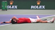Momentul în care Novak Djokovici se prăbuşește pe teren în timpul meciului. În urmă cu o zi, jucătorul a vomitat pe teren