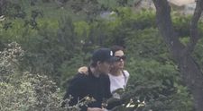În plin scandal cu întreaga familie, celebrul cuplu a fugit din mijlocul tensiunilor și s-a retras la un resort de lux. Unde au fost surprinși de paparazzi