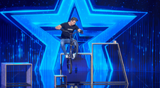 INTERVIU cu Iulian Zaharie, băiatul care a făcut jonglerii cu bicicleta pe scena Românii au talent