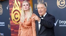Fiica lui Alec Baldwin, Ireland, bătută și jefuită într-o parcare de o femeie dependentă de droguri