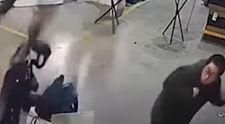Momentul îngrozitor în care un robot dotat cu AI a atacat două persoane! Filmarea a stârnit revoltă pe internet