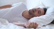 Persoanele care sforăie au risc de trei ori mai mare de a suferi forme grave de Covid-19