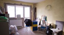 VIDEO Apartamentul care ar face și o peșteră mai primitoare. „Nu-ți vine să crezi că aici locuiește cineva”