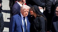 Un cititor de buze a dezvăluit cele patru cuvinte pe care Melania Trump i le-a șoptit lui Donald Trump la funeraliile Papei Francisc. Cum l-a salvat Prima Doamnă de o nouă gafă monumentală