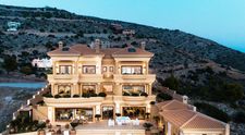 VIDEO. Ce au găsit anchetatorii în vila de lux din Grecia în care se ascundea oligarhul moldovean Vladimir Plahotniuc