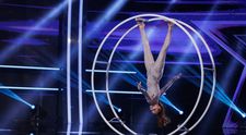 Românii au talent, 27 februarie 2026. Karina Peisker, deținătoarea a șapte medalii de aur la campionatele mondiale, le-a ridicat pe Andra și Carmen Tănase în picioare. A sfidat gravitația și a cucerit scena: „Este momentul cel mai spectaculos pe care l-am văzut”