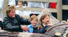 Fețele bucuriei. Cum s-au distrat William și Harry când prințesa Diana i-a dus într-un parc de distracții
