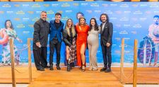 Reacții entuziaste de la cei peste 1300 de invitați la avanpremiera comediei Moartea în vacanță cu Mircea Bravo, Maria Popovici și Costel