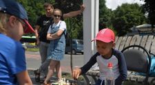 Un băiețel de 5 ani strânge bani pentru armata ucraineană! Cine e Artem, considerat o minune a șahului