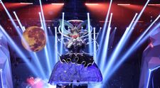 Steaua a fost aplaudată în picioare de detectivii Masked Singer: “Cântă bine de tot!”