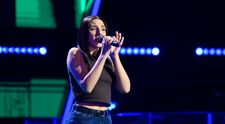 Cântă cu sufletul, nu cu diploma! Cine e Andreea Silvestru, tânăra fără studii muzicale care a cucerit efectiv scena Vocea României 2025