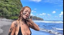 Rita Ora, băi de nămol pe o plajă din Australia