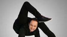 Catalin Maruta s-a contorsionat precum Zlata pentru un calendar 2013. VIDEO